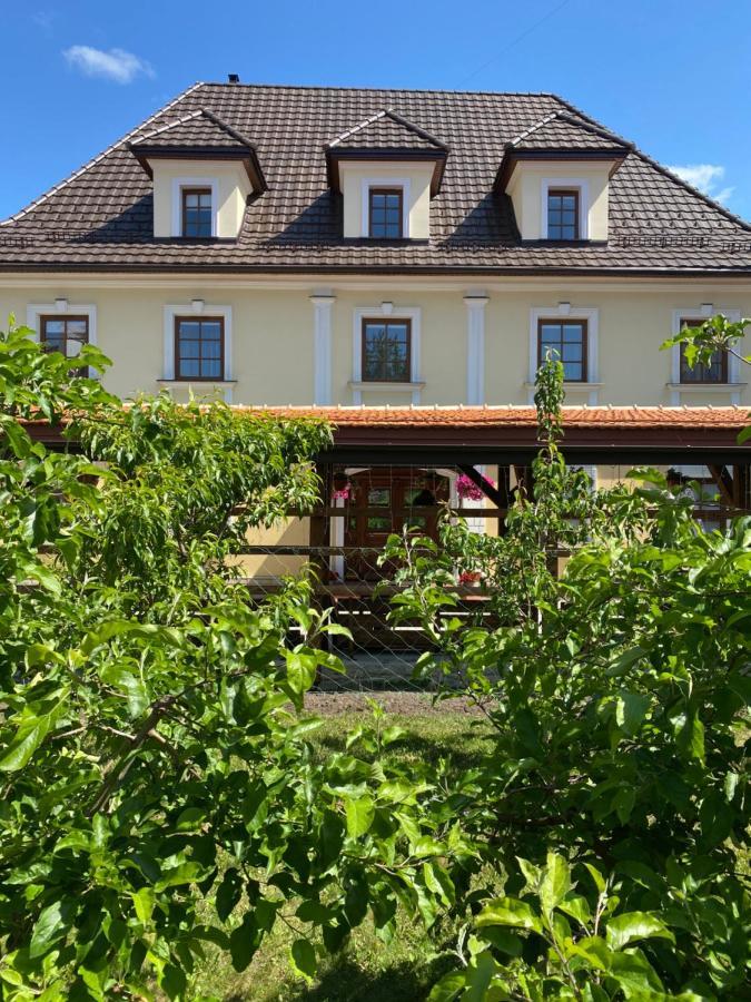 Spadok Hotel Kamjanets-Podilsky Buitenkant foto